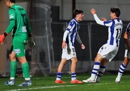 Eicebarrena celebra su gol, el cuarto de la Real Sociedad.