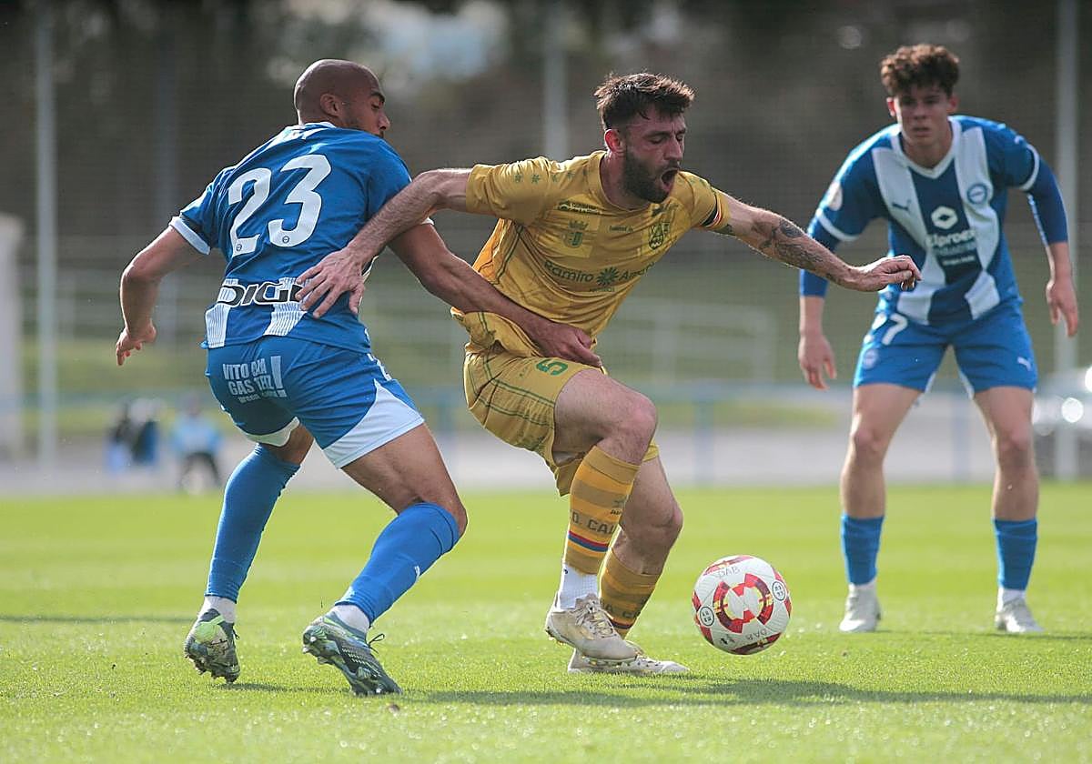 Cobo intenta salir de la presión de Jay.