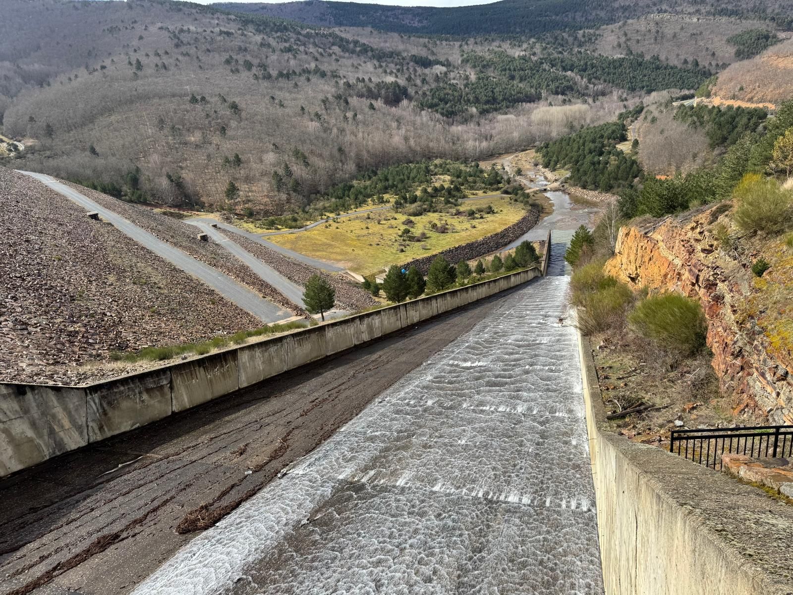 La tromba de agua dispara el nivel de Pajares, que supera el 100% de su capacidad