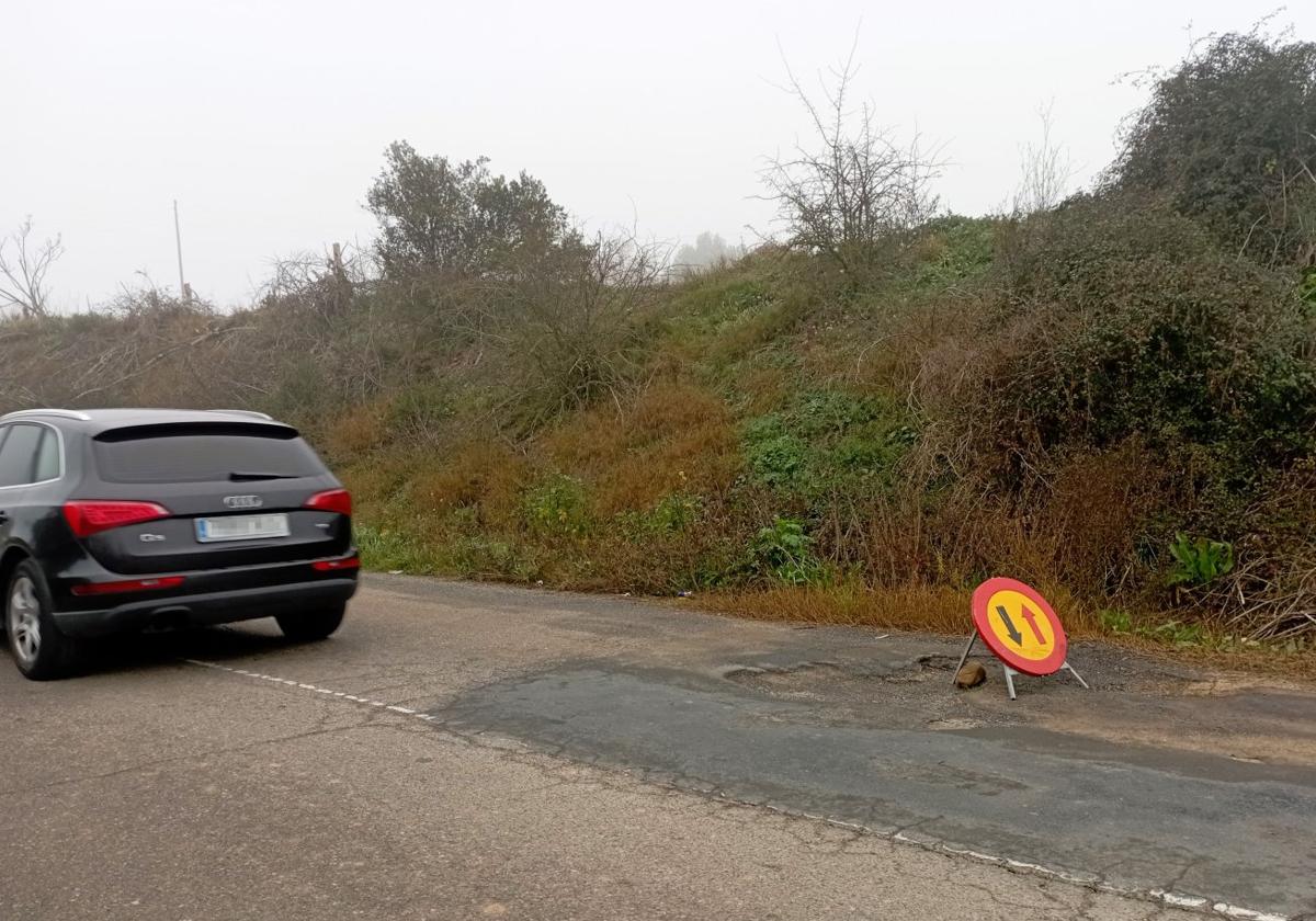 La entrada a Calahorra por el antiguo desvío a San Adrián, invadida por la maleza