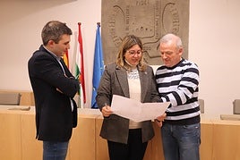 La alcaldesa Herce muestra el organigrama a Domínguez y Ezquerro.