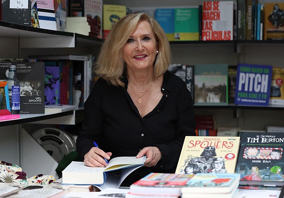 Nieves Herrero es autora de doce libros, entre ellos siete novelas.