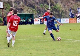 Samu se prepara para pegarle a la bola contra el Subiza.