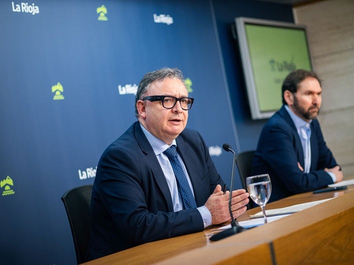 El gerente de la ADER, Luis Pérez Echeguren, y el secretario general de la FER, Eduardo Fernández, presentan la convocatoria del programa Europa+Cerca para este año 2025.
