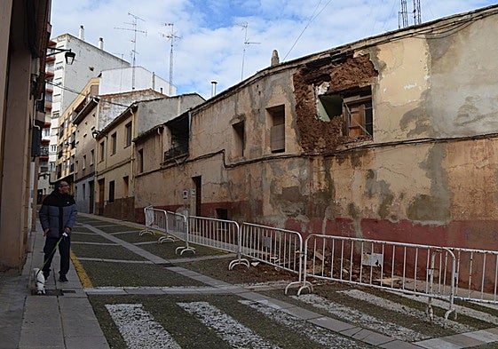 Un vecino, observando esta mañana el estado de la vivienda.