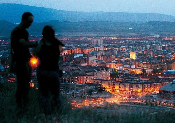 El Logroño de 2025; panorámica de la ciudad desde el monte Cantabria al anochecer.