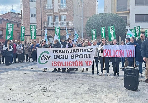 Concentración en Lardero de los trabajadores de Ocio Sport.
