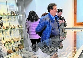 Enrique García, en el centro de la imagen, durante una de las aperturas de la sala en Santurde.