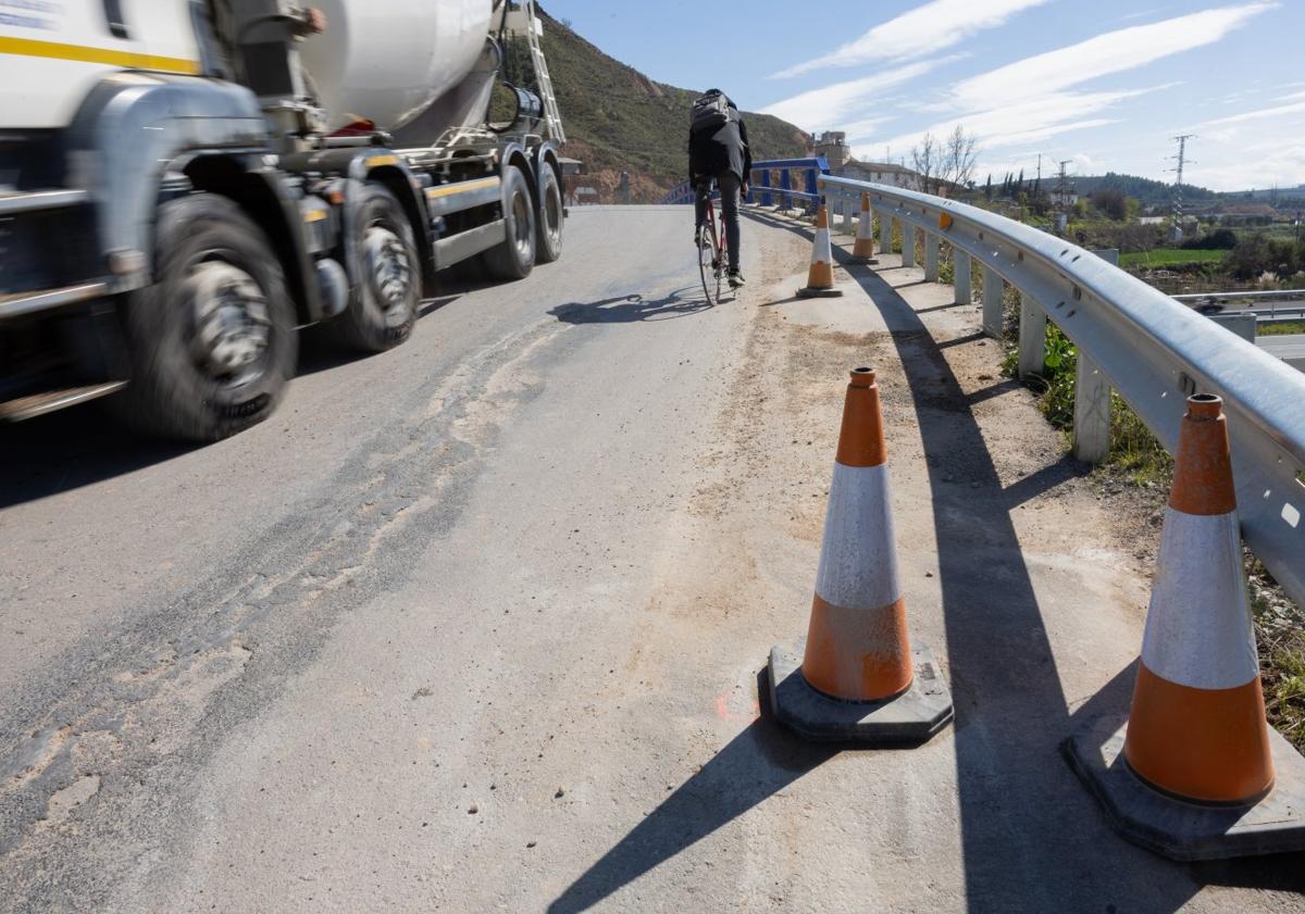 Imagen principal - Escaso espacio para el peatón y grietas en la rampa de acceso al puente.