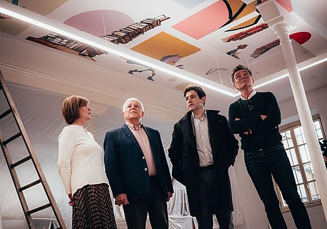 Responsables de la Biblioteca y Rodil visitando la sala que se está acondicionando para el cómic.