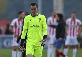 Kike Royo, uno de los mejores en Calahorra, abandona el césped de La Planilla.