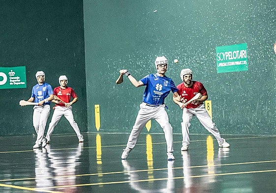 Peio Pérez golpea la pelota en la final de pala corta.