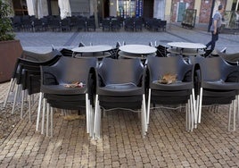 Terrazas con mesas y sillas en una calle peatonal deLogroño.