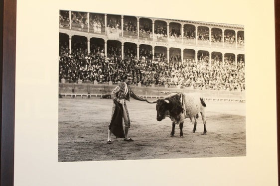 'Joselito' se adorna durante una corrida en Zaragoza en 1915.