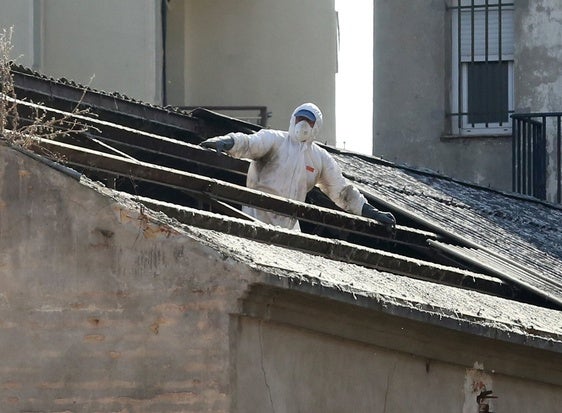 Un trabajador ocupado en la retirada de amianto en otra comunidad autónoma.