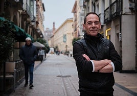 Alfredo Iturriaga, vicepresidente de la Asociación de Vecinos del Centro Histórico, posa sonriente en la calle Portales, uno de los ejes del barrio.