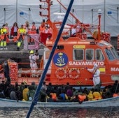 Un cayuco a su llegada al puerto de La Restinga el 7 de diciembre de 2024, en El Hierro, Canarias.