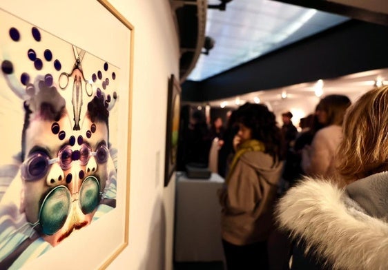 Público asistente a la inauguración de la muestra, con la obra de Javier Euba en primer término.