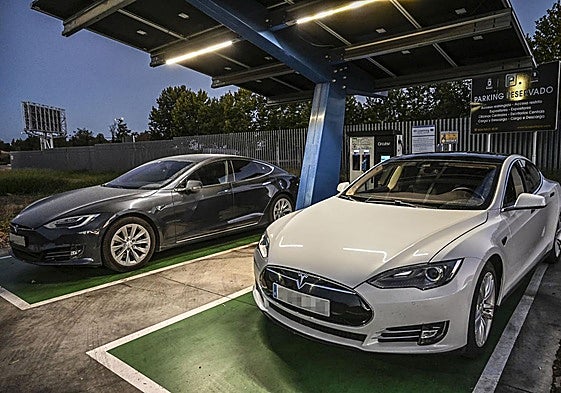 Dos vehículos Tesla en los puntos de recarga