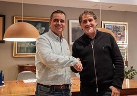 Gustavo Saénz (izq.) y Raúl Ruiz se dan la mano al finalizar la rueda de prensa de este jueves.