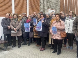 Varios afectados en la concentración de esta mañana en el centro de salud Joaquín Elizalde.