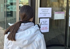 Una usuaria observaba los carteles en el polideportivo El Mazo.