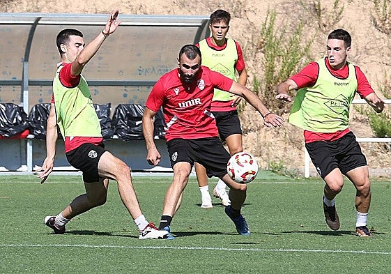 Andrei Lupu intenta hacerse con el balón entre Garrido y Nájera.