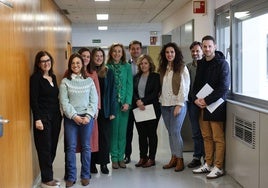 Sanitarios y responsables de Salud, tras la presentación.