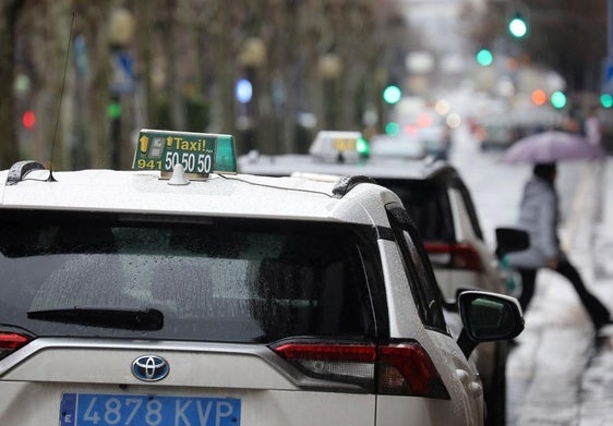 Taxis en una parada de Logroño.