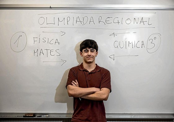 Alberto Espiga, delante de una pizarra en el centro en el que estudia, el IES Duques de Nájera.