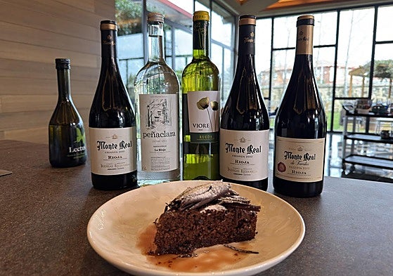 Bizcocho de chocolate con arándanos al pacharán.