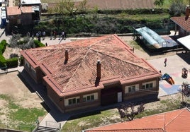 Edificio de la escuela infantil y zona de ampliación, a la derecha.