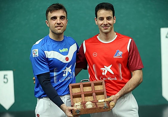 Peña II (izq.) y el riojano Darío Gómez, ayer con el material separado.