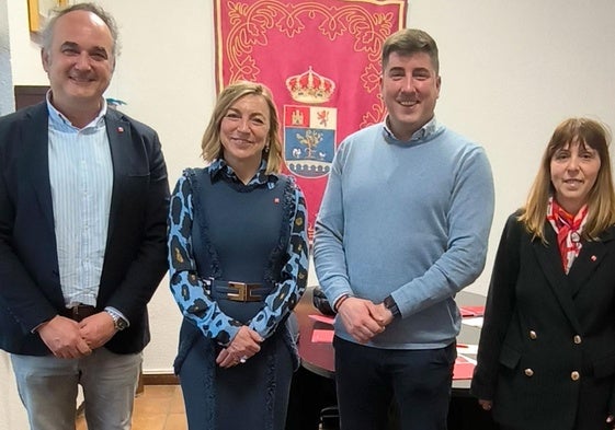 De izquierda a derecha, David Torre, coordinador de la Universidad de la Experiencia, la rectora Eva Sanz, el alcalde Raúl Riaño, Montserrat Mendoza, vicerrectora de Coordinación Académica y Calidad, y Deborah Morales, concejala de Cultura.