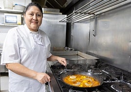 Charo Pérez elabora uno de los arroces que sirven en El Maná; a la semana, prepara más de 300 en su restaurante.