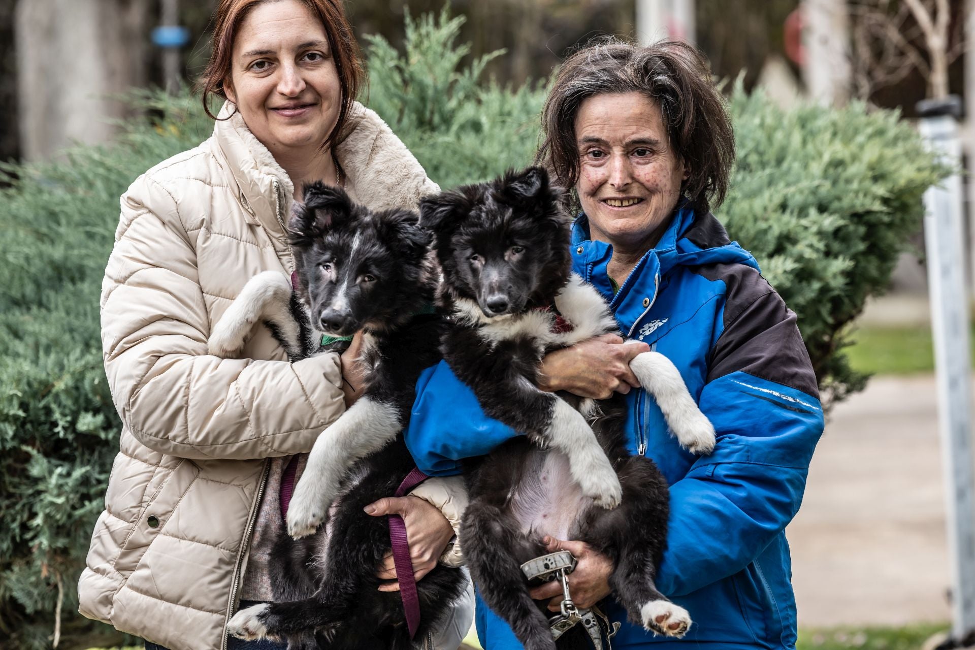 Beatriz y Pilar, de Animales Rioja, posan con Thais y Balto.