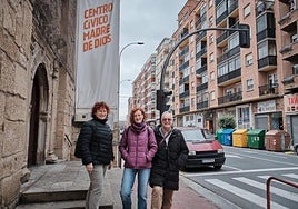 La presidenta de la asociación de vecinos, Ana Alesanco, en el centro, flanqueada por la vocal Valentina Santamaría y el expresidente José María Fernández de Bobadilla, frente al centro cívico.