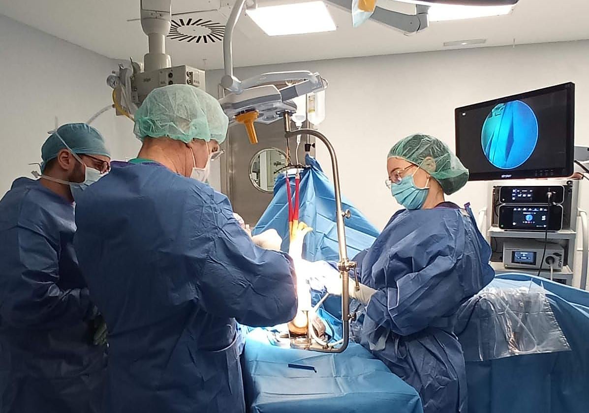 Los doctores aplican a técnica de la crioneurolisis.