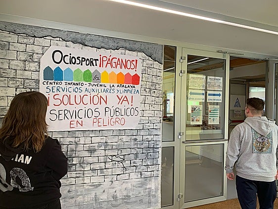 Una usuaria observa un cartel de protesta en La Atalaya.