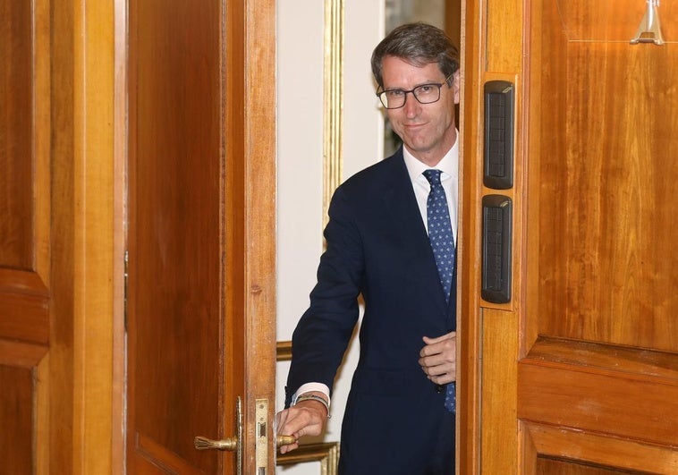 Capellán accede a la sala de prensa del Gobierno este miércoles.