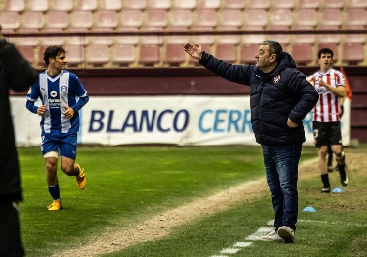 Carlos Pouso da instrucciones a sus jugadores durante un partido de esta temporada.