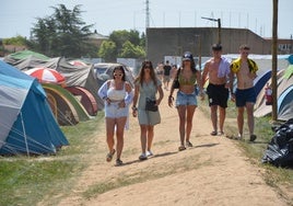 Un grupo de jóvenes, en el camping de Arcadia el pasado verano.