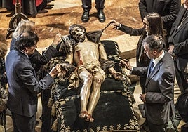 Imagen de la limpieza del Cristo en La Redonda el año pasado.