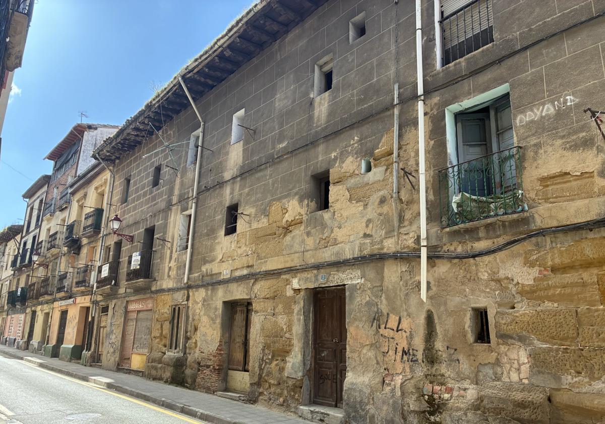 Dos nuevos edificios en Linares Rivas y Laín Calvo de Haro solicitan el estado de ruina