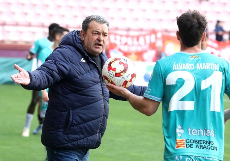 Carlos Pouso discute con Álvaro Martín, jugador del Ejea.