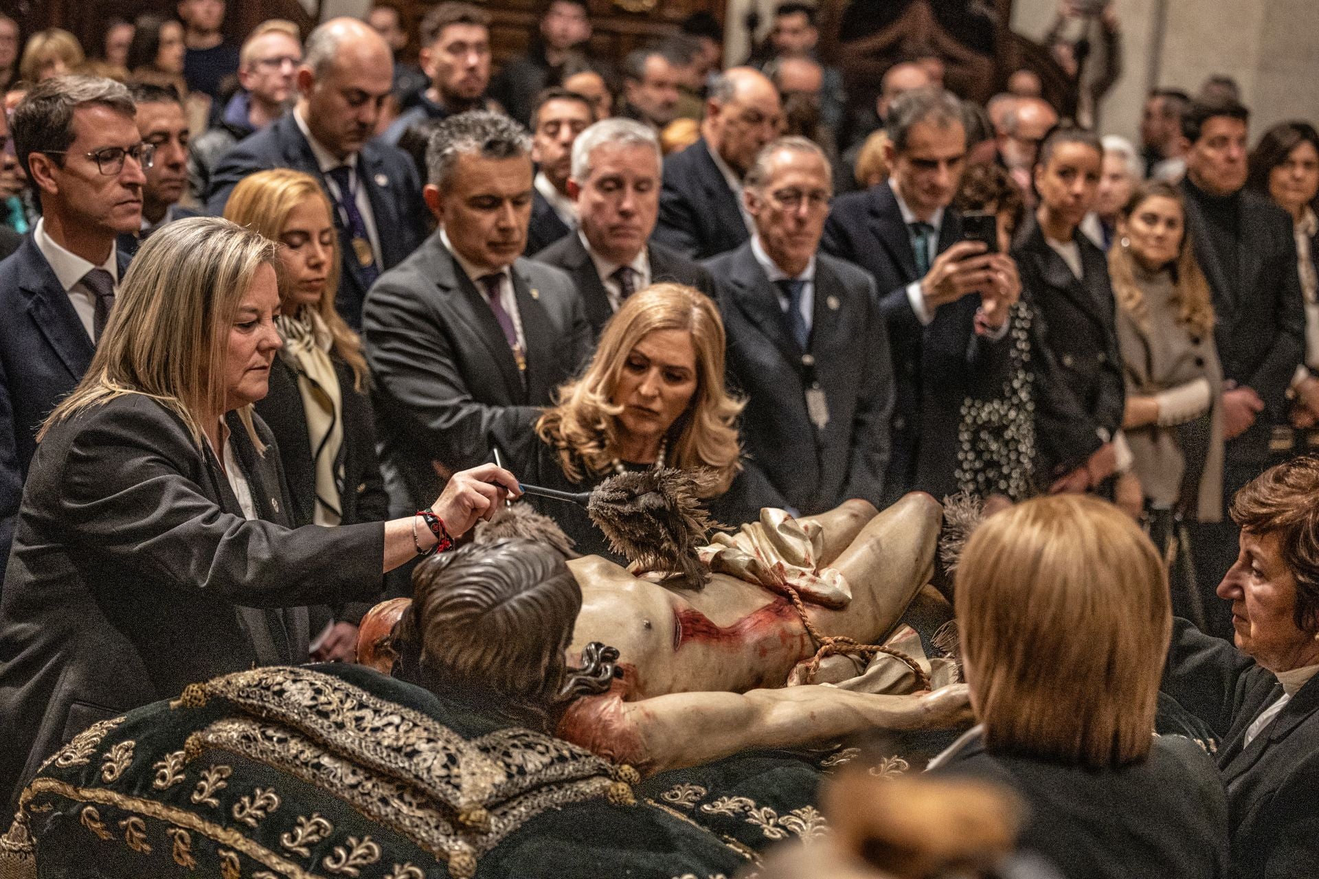 Las imágenes de la limpieza del Cristo yacente