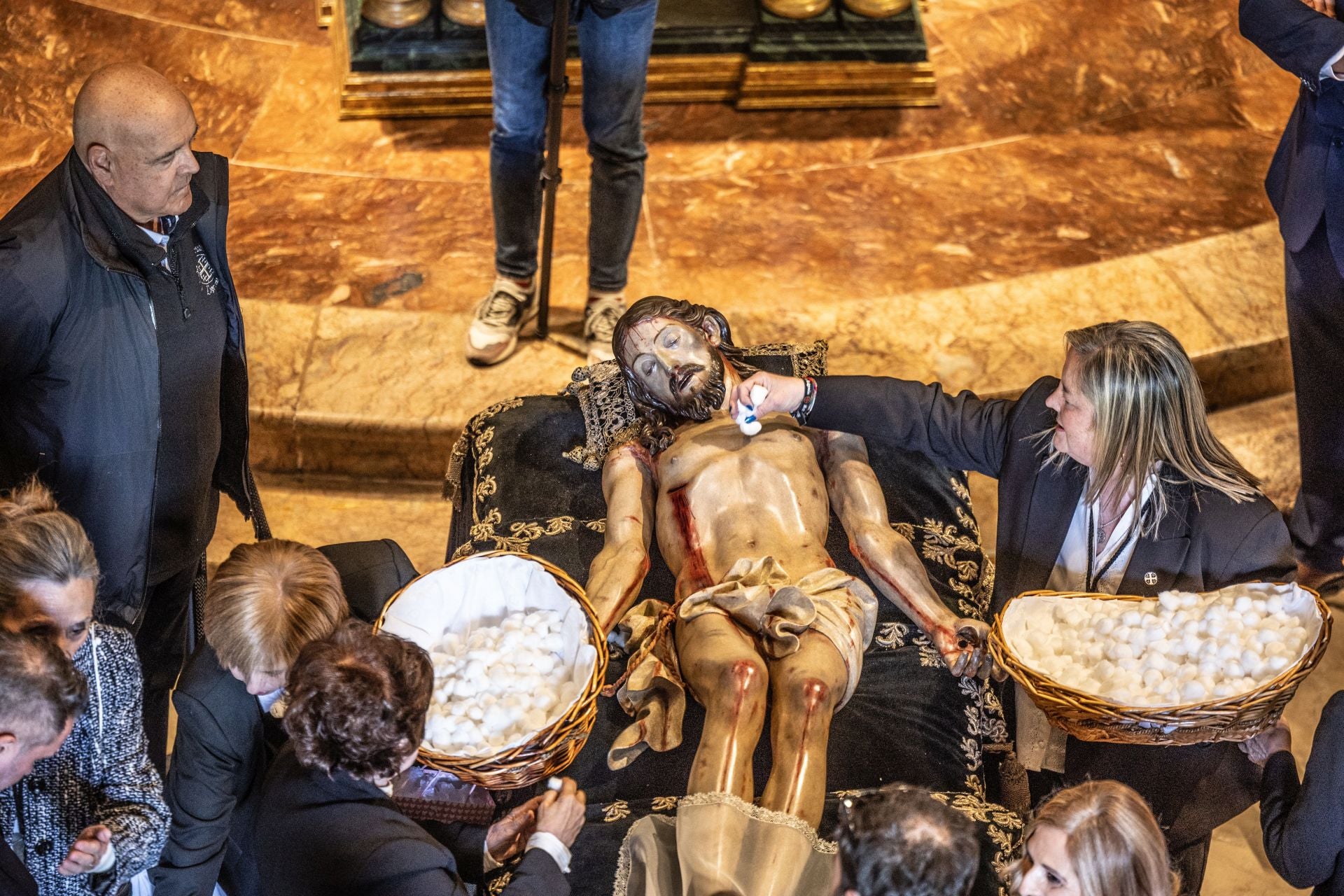 Las imágenes de la limpieza del Cristo yacente