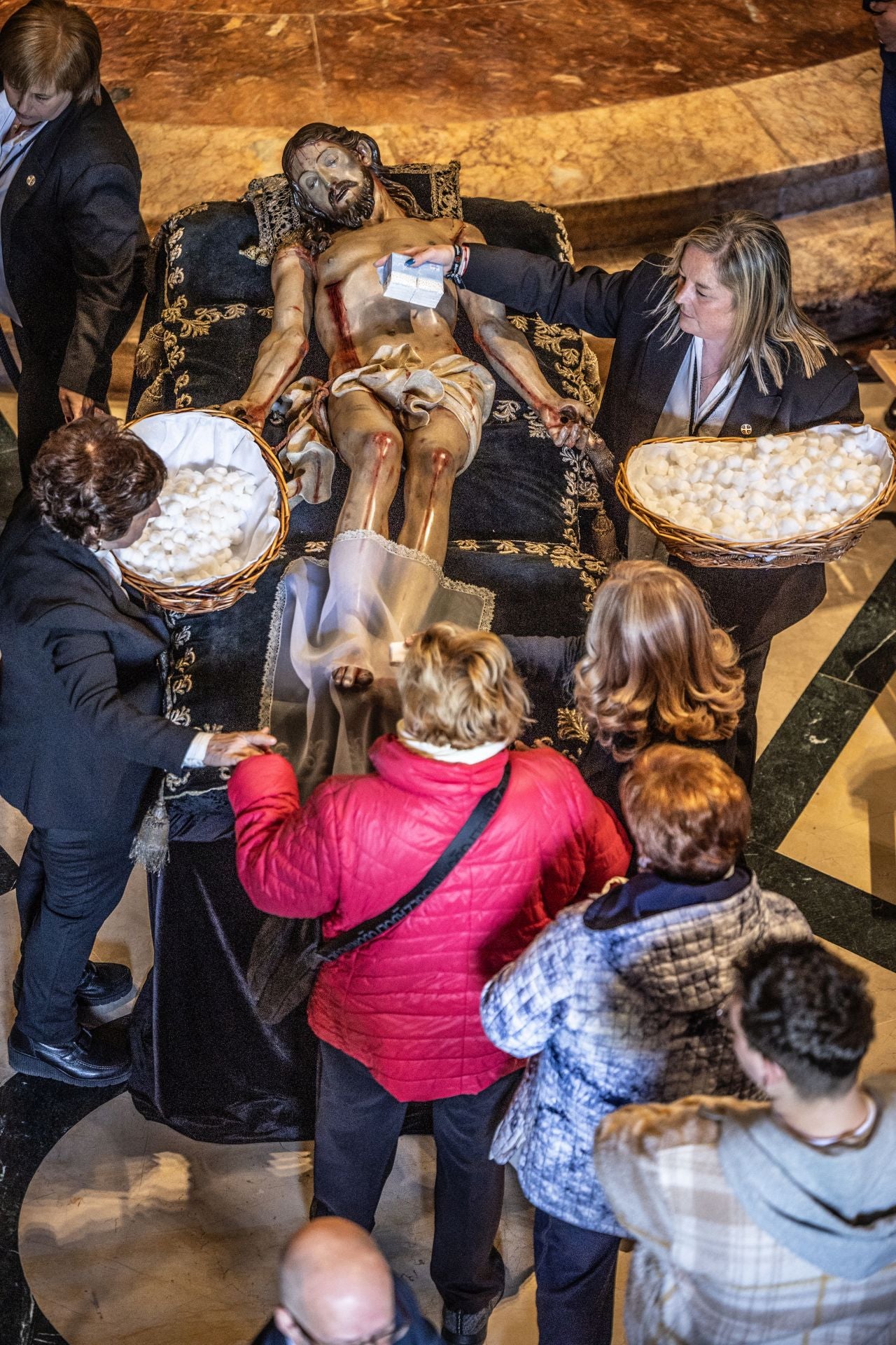 Las imágenes de la limpieza del Cristo yacente