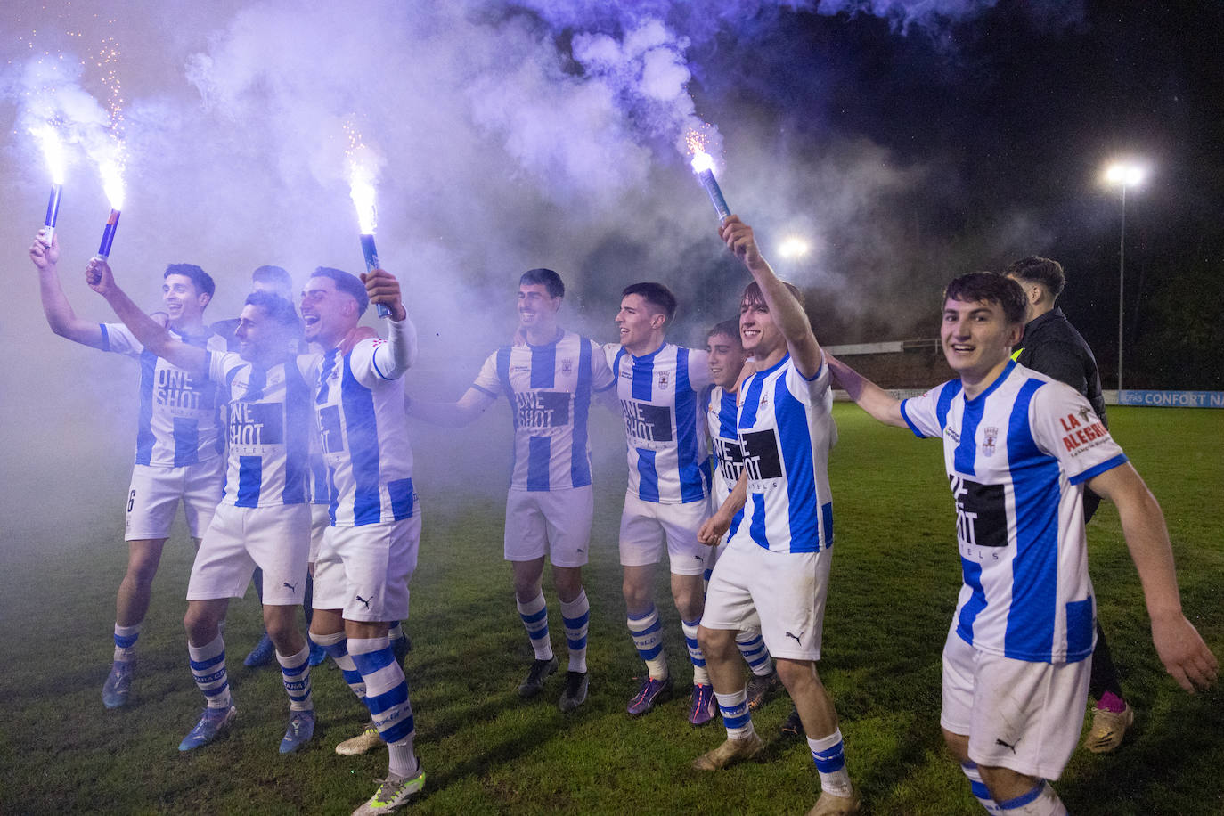 Las imágenes de la celebración del Náxara tras su vuelta a Segunda Federación