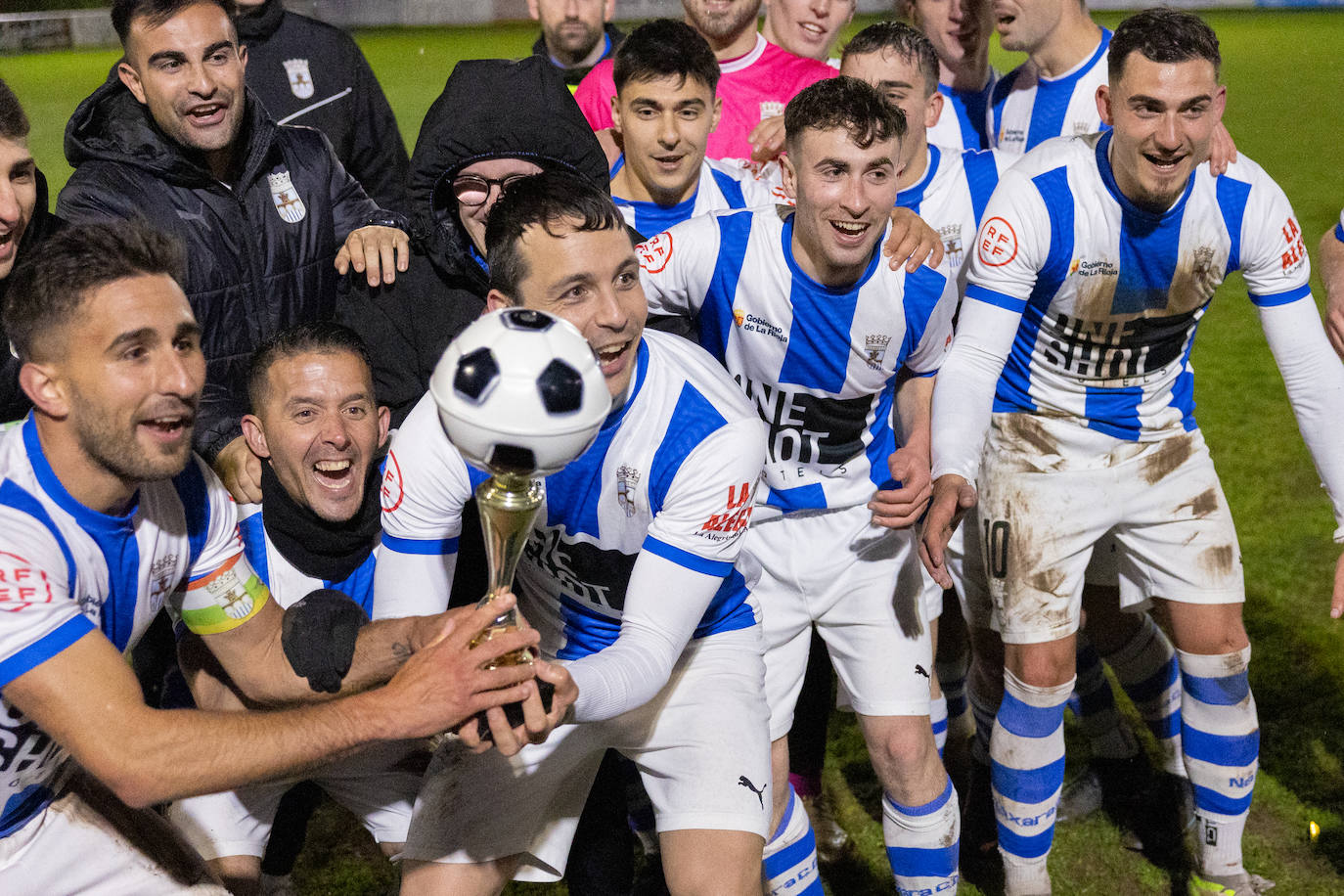 Las imágenes de la celebración del Náxara tras su vuelta a Segunda Federación